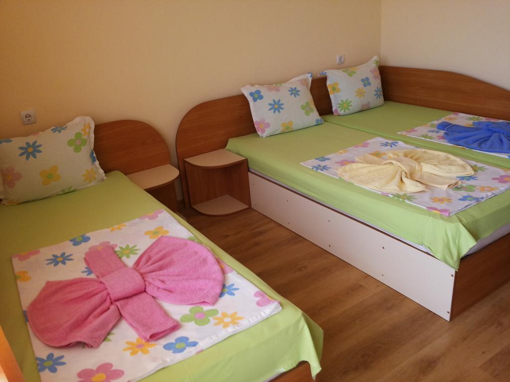 Ivanovi Guest House Primorsko Rom bilde