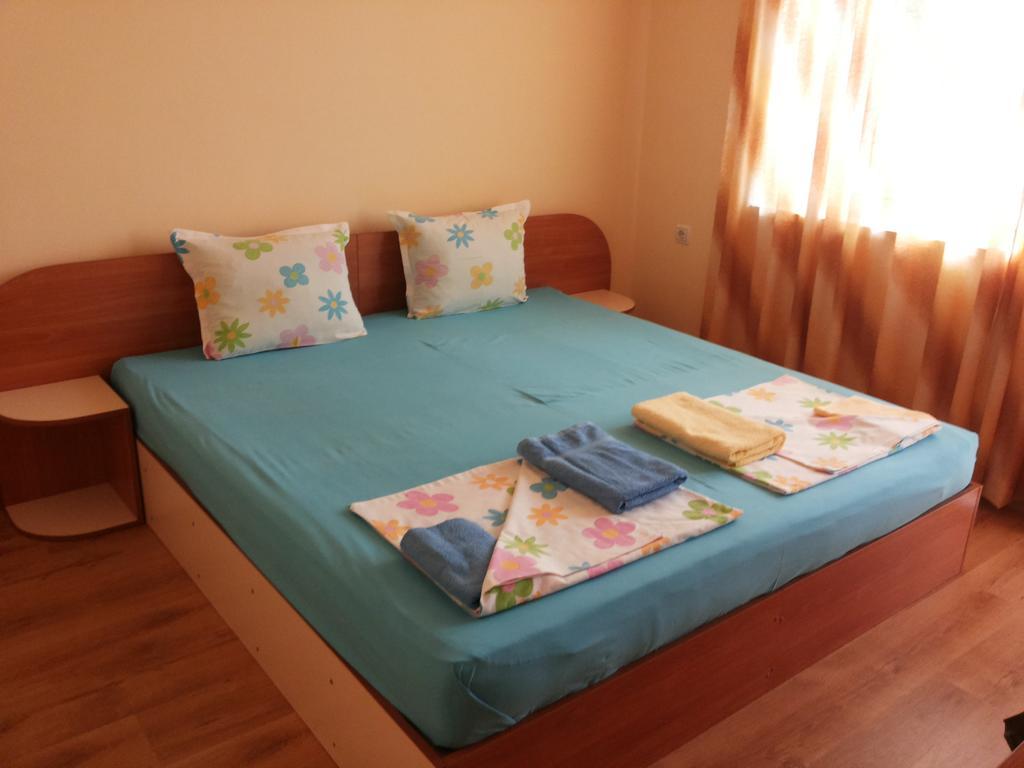 Ivanovi Guest House Primorsko Rom bilde