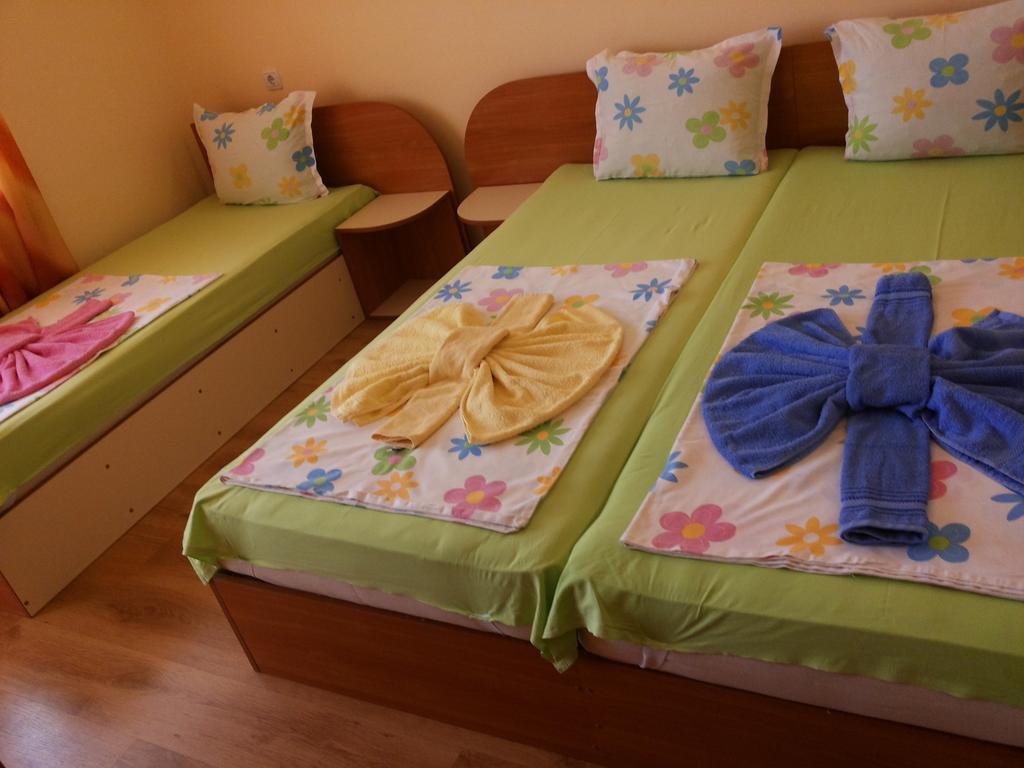 Ivanovi Guest House Primorsko Rom bilde